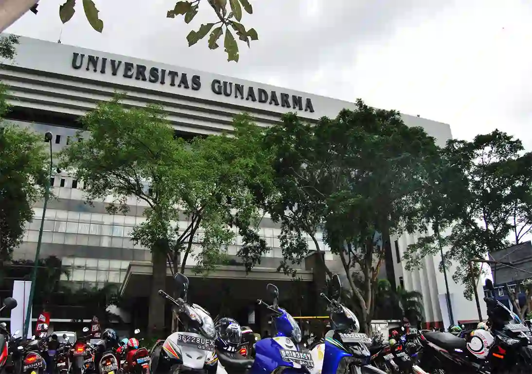 <h4>Gunadarma university building seen from the front with various students</h4>