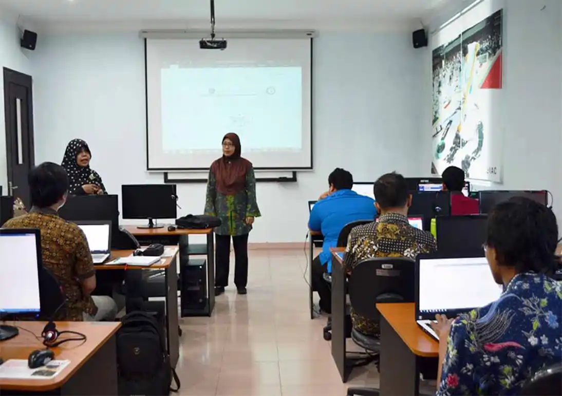 <h4>Instruction from several lecturers while in the industrial engineering laboratory</h4>