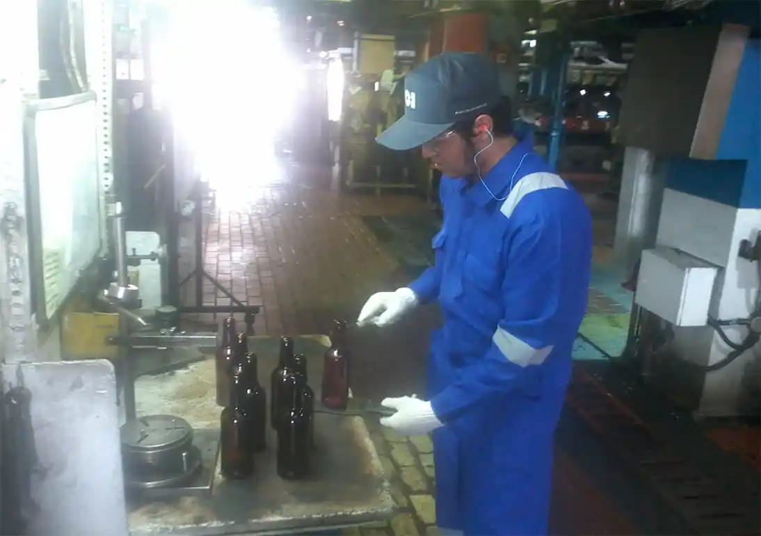 <h4>Inspection with quality equipment by measuring the diameter of the bottle</h4>