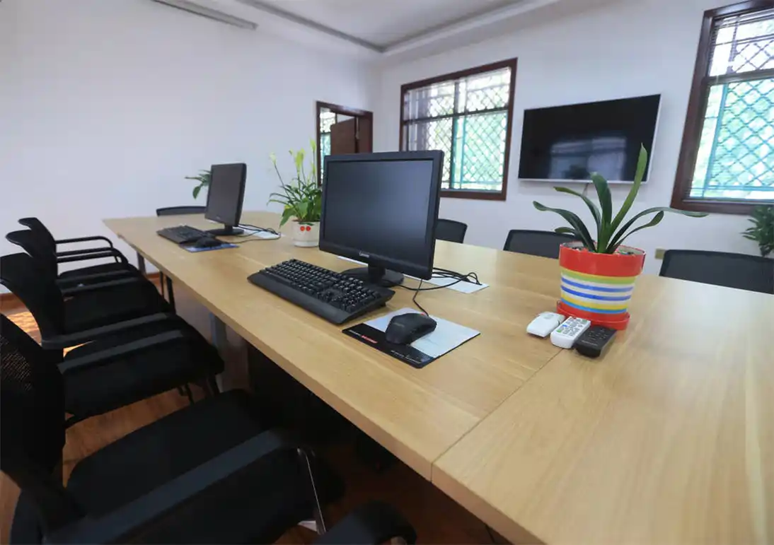 <h4>Meeting room used for discussion sessions related to logistics services</h4>